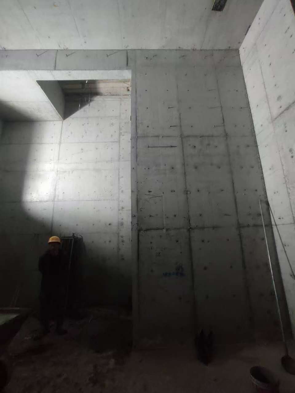 汉源墙上开槽钢筋断了有影响吗